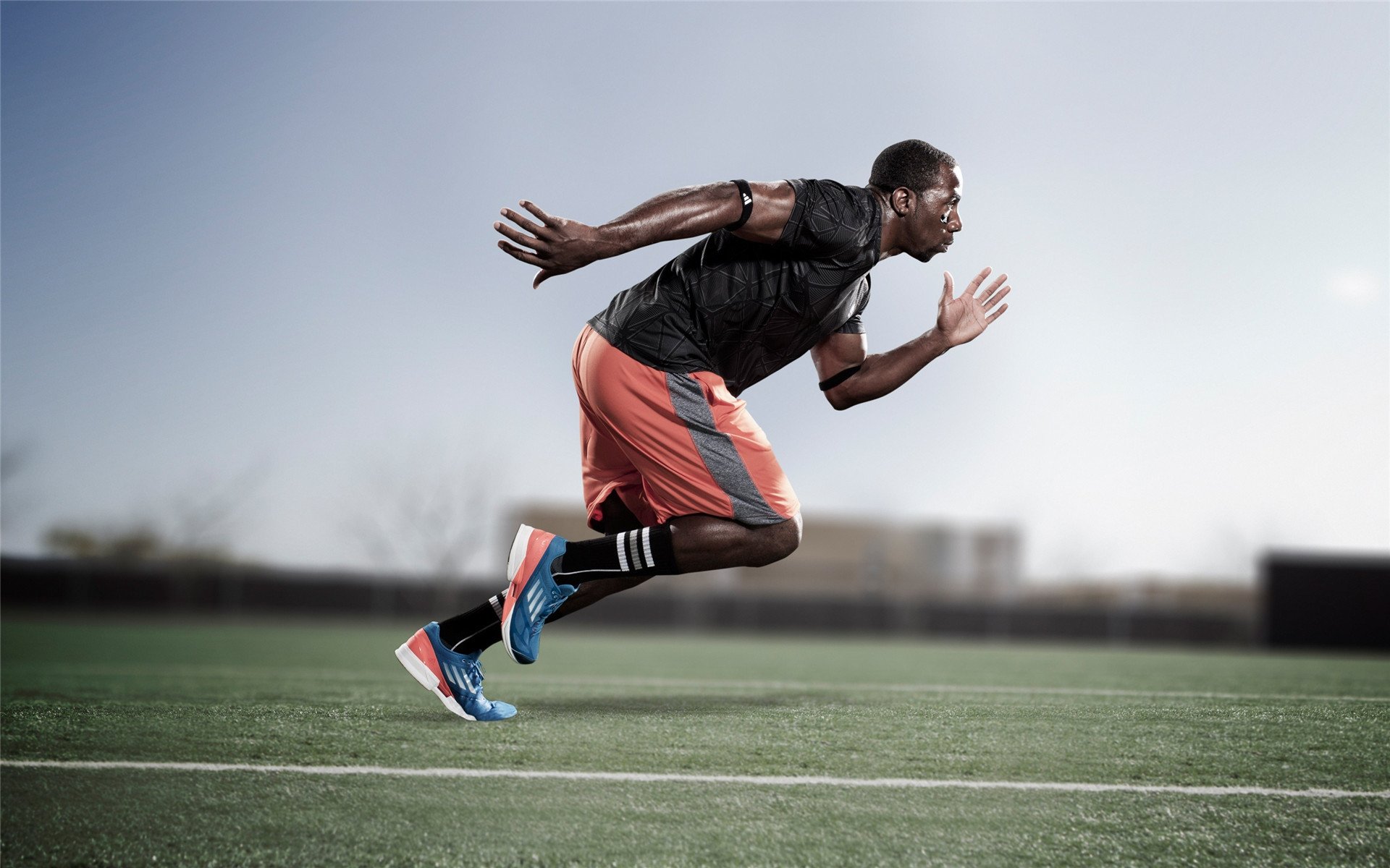 _比赛中的瞬间:令人心跳加速的精彩得分_,描写比赛激动人心的场面