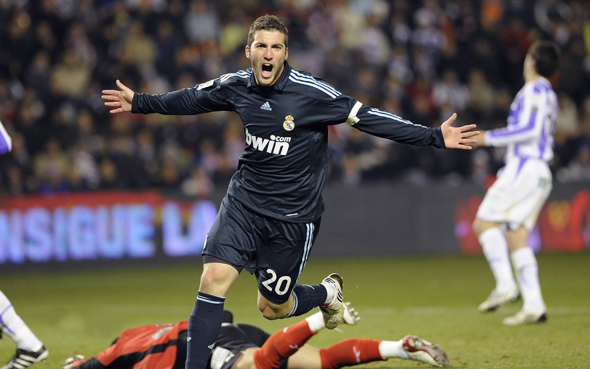 “球员专访：那些鲜为人知的成长故事”，足球运动员成长档案